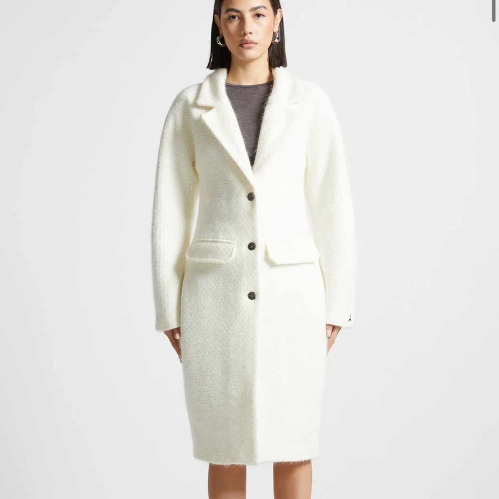 Maniere De Voir white coat